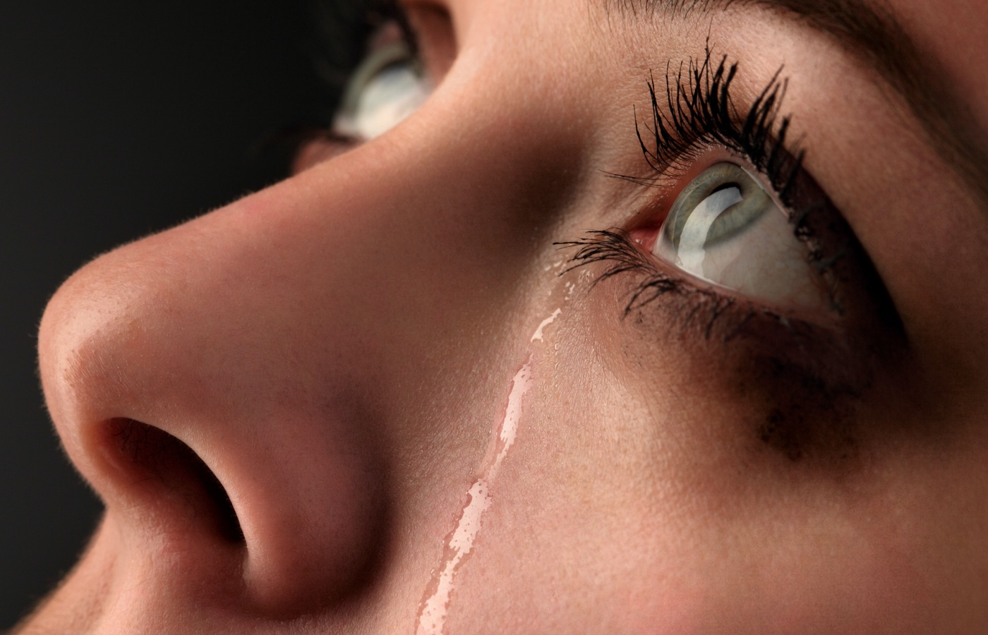 Женщина плачет